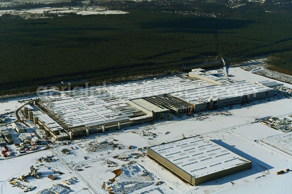 Grünheide (Mark) from above - Wintry snowy construction site for the new building of Tesla Gigafactory 4 on Schlehenweg - Eichenstrasse in the district Freienbrink in Gruenheide (Mark) in the state Brandenburg, Germany