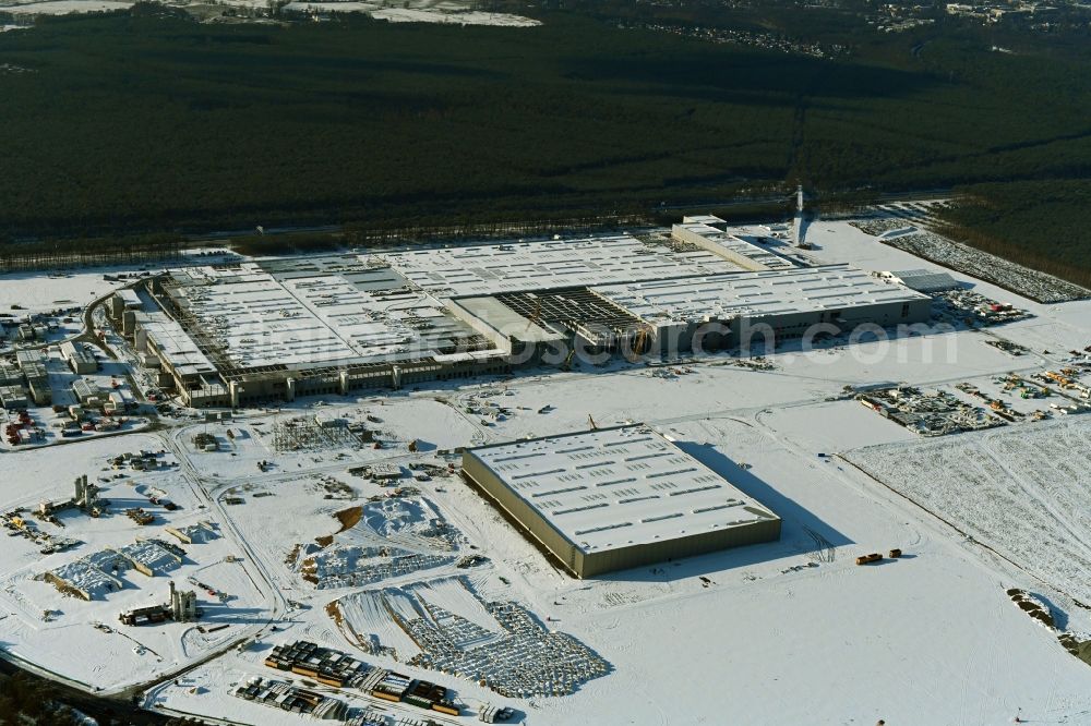 Grünheide (Mark) from the bird's eye view: Wintry snowy construction site for the new building of Tesla Gigafactory 4 on Schlehenweg - Eichenstrasse in the district Freienbrink in Gruenheide (Mark) in the state Brandenburg, Germany