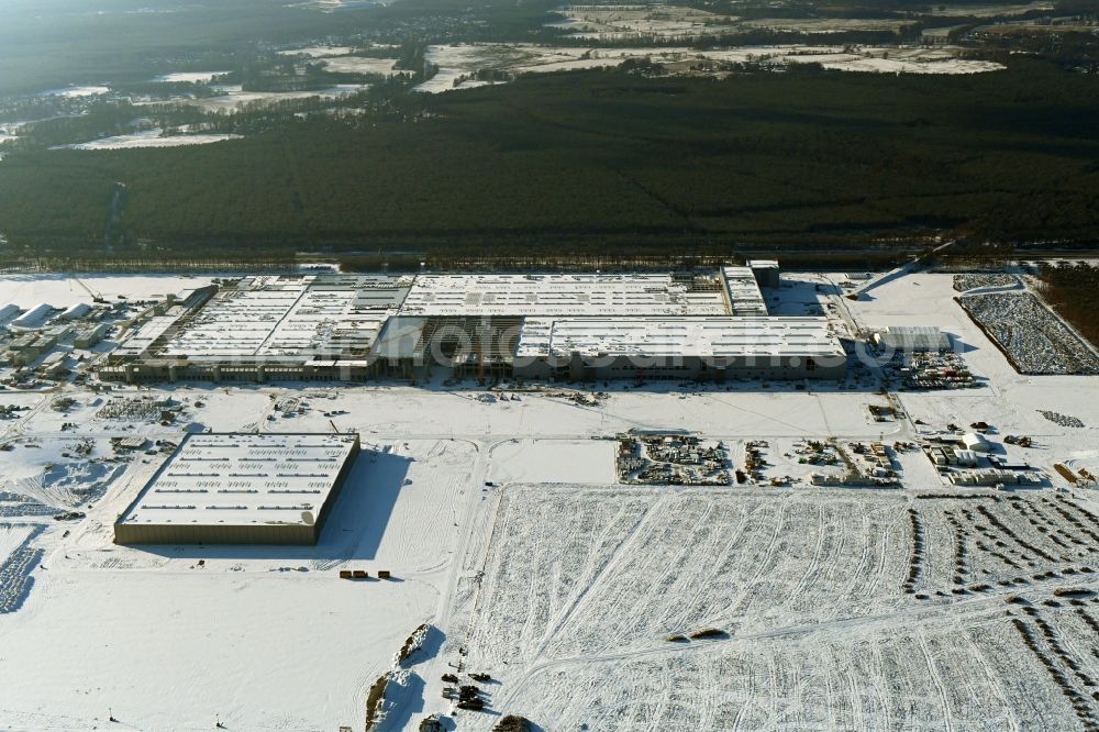 Aerial image Grünheide (Mark) - Wintry snowy construction site for the new building of Tesla Gigafactory 4 on Schlehenweg - Eichenstrasse in the district Freienbrink in Gruenheide (Mark) in the state Brandenburg, Germany