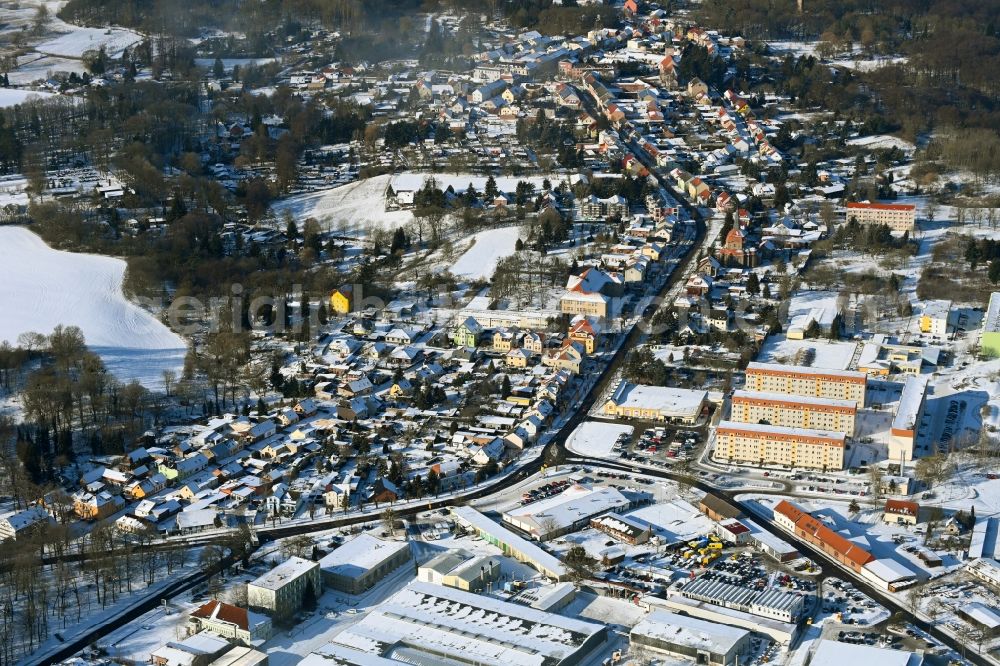 Aerial photograph Biesenthal - Wintry snowy town View of the streets and houses of the residential areas in Biesenthal in the state Brandenburg, Germany