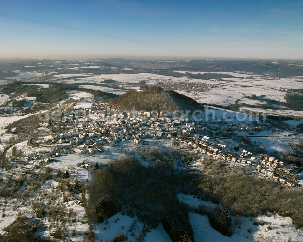 Hohenstaufen from the bird's eye view: Wintry snowy town View of the streets and houses of the residential areas in Hohenstaufen in the state Baden-Wuerttemberg, Germany