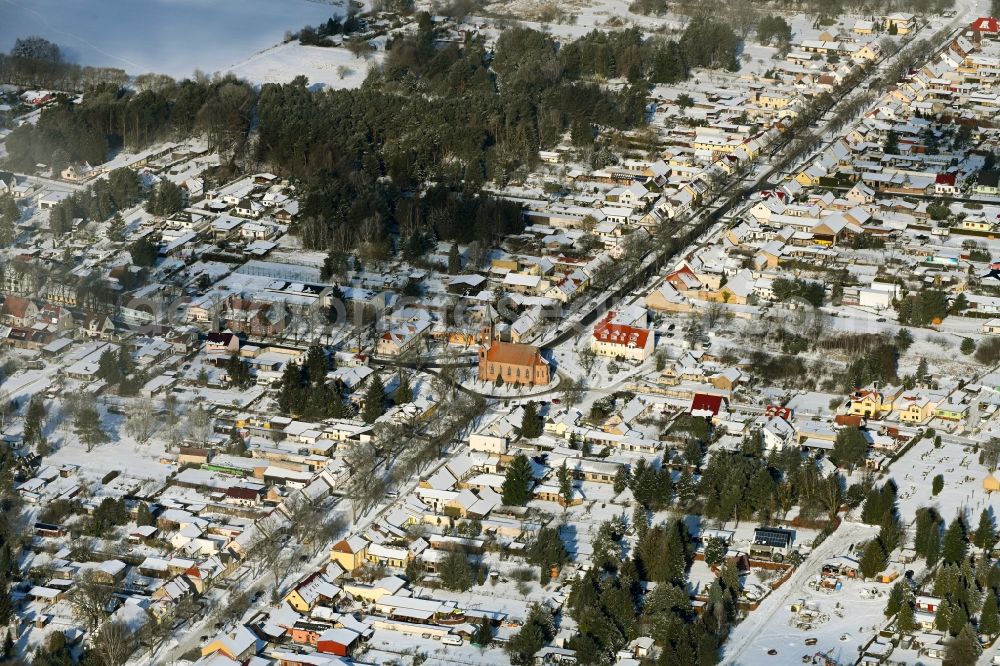 Aerial photograph Marienwerder - Wintry snowy town View of the streets and houses of the residential areas in Marienwerder in the state Brandenburg, Germany