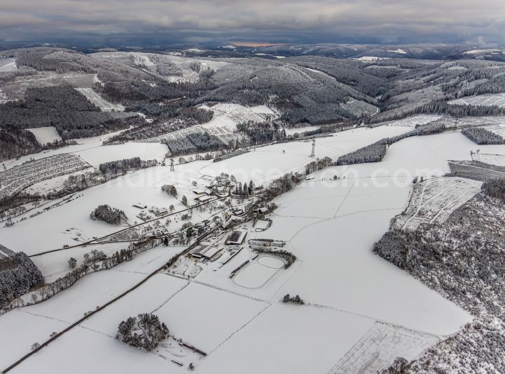 Aerial photograph Mosebolle - Wintry snowy streets and houses and residential areas in Mosebolle at Sauerland in the state North Rhine-Westphalia, Germany