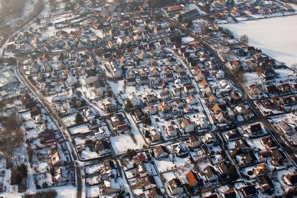 Billigheim-Ingenheim from the bird's eye view: Wintry snowy Town View of the streets and houses of the residential areas in the district Ingenheim in Billigheim-Ingenheim in the state Rhineland-Palatinate