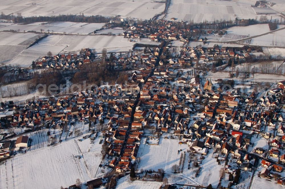 Billigheim-Ingenheim from the bird's eye view: Wintry snowy Town View of the streets and houses of the residential areas in the district Ingenheim in Billigheim-Ingenheim in the state Rhineland-Palatinate