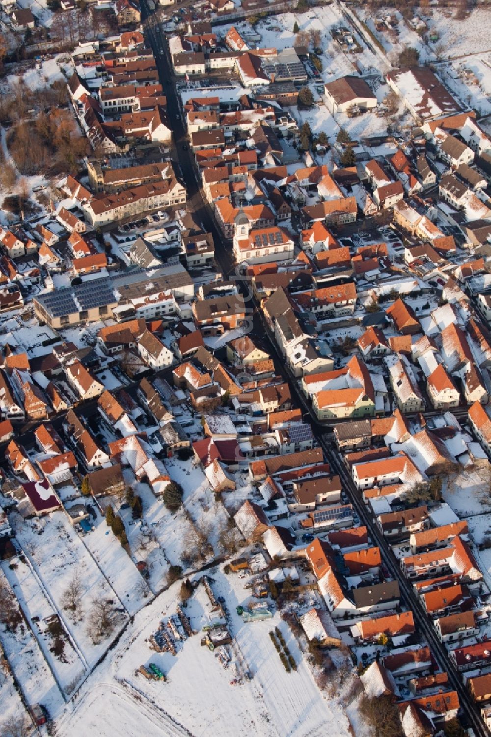 Aerial photograph Billigheim-Ingenheim - Wintry snowy Town View of the streets and houses of the residential areas in the district Ingenheim in Billigheim-Ingenheim in the state Rhineland-Palatinate