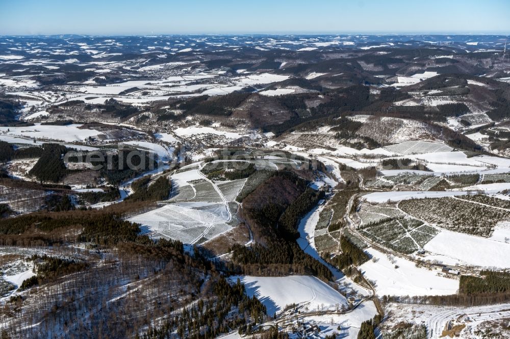 Aerial photograph Westfeld - Wintry snowy town View of the streets and houses of the residential areas in Westfeld at Sauerland in the state North Rhine-Westphalia, Germany