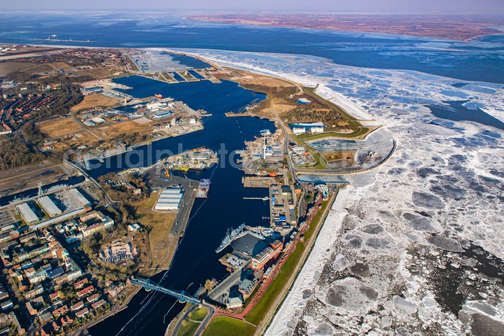 Aerial image Wilhelmshaven - Winter ice drift and town center on the sea coast of the North Sea in Wilhelmshaven in the state of Lower Saxony