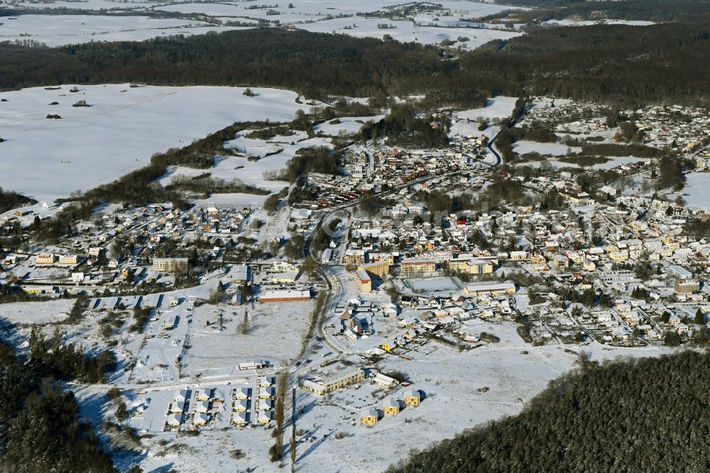 Aerial photograph Feldberg - Wintry snowy village on the banks of the area lake of Feldberger Seenlandschaft in Feldberg in the state Mecklenburg - Western Pomerania, Germany