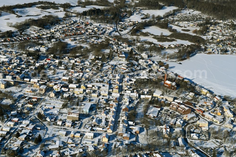 Aerial image Feldberg - Wintry snowy village on the banks of the area lake of Feldberger Seenlandschaft in Feldberg in the state Mecklenburg - Western Pomerania, Germany