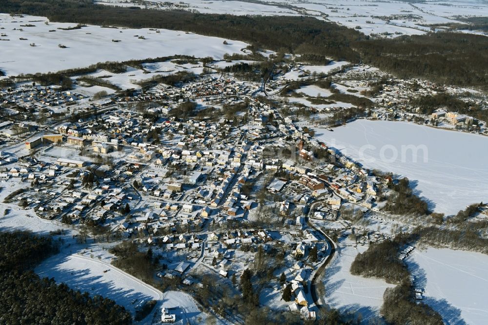 Aerial photograph Feldberg - Wintry snowy village on the banks of the area lake of Feldberger Seenlandschaft in Feldberg in the state Mecklenburg - Western Pomerania, Germany