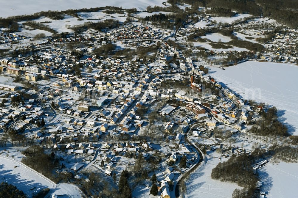 Feldberg from the bird's eye view: Wintry snowy village on the banks of the area lake of Feldberger Seenlandschaft in Feldberg in the state Mecklenburg - Western Pomerania, Germany