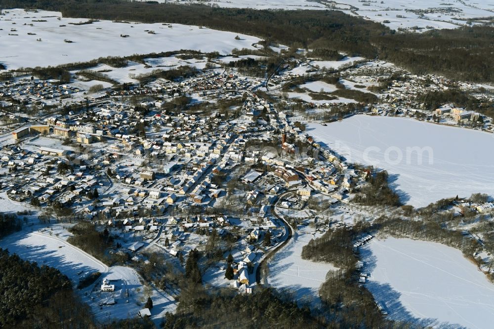 Aerial image Feldberg - Wintry snowy village on the banks of the area lake of Feldberger Seenlandschaft in Feldberg in the state Mecklenburg - Western Pomerania, Germany