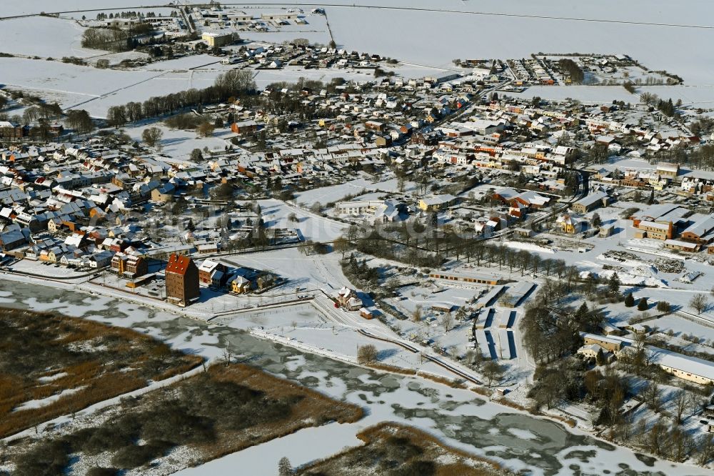 Aerial photograph Loitz - Wintry snowy village on the banks of the area Peene - river course in Loitz in the state Mecklenburg - Western Pomerania, Germany