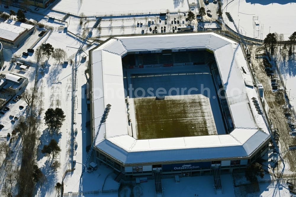 Aerial image Rostock - Wintry snowy sports facility grounds of the Arena stadium Ostseestadion (vormals DKB - Arena) in the district Hansaviertel in Rostock in the state Mecklenburg - Western Pomerania, Germany