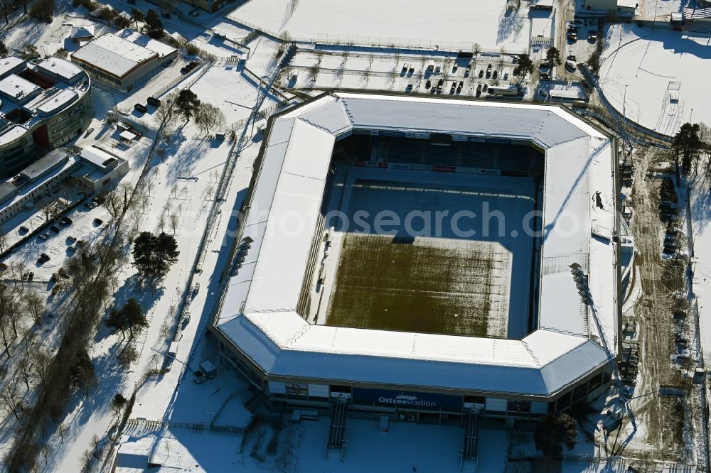 Aerial photograph Rostock - Wintry snowy sports facility grounds of the Arena stadium Ostseestadion (vormals DKB - Arena) in the district Hansaviertel in Rostock in the state Mecklenburg - Western Pomerania, Germany