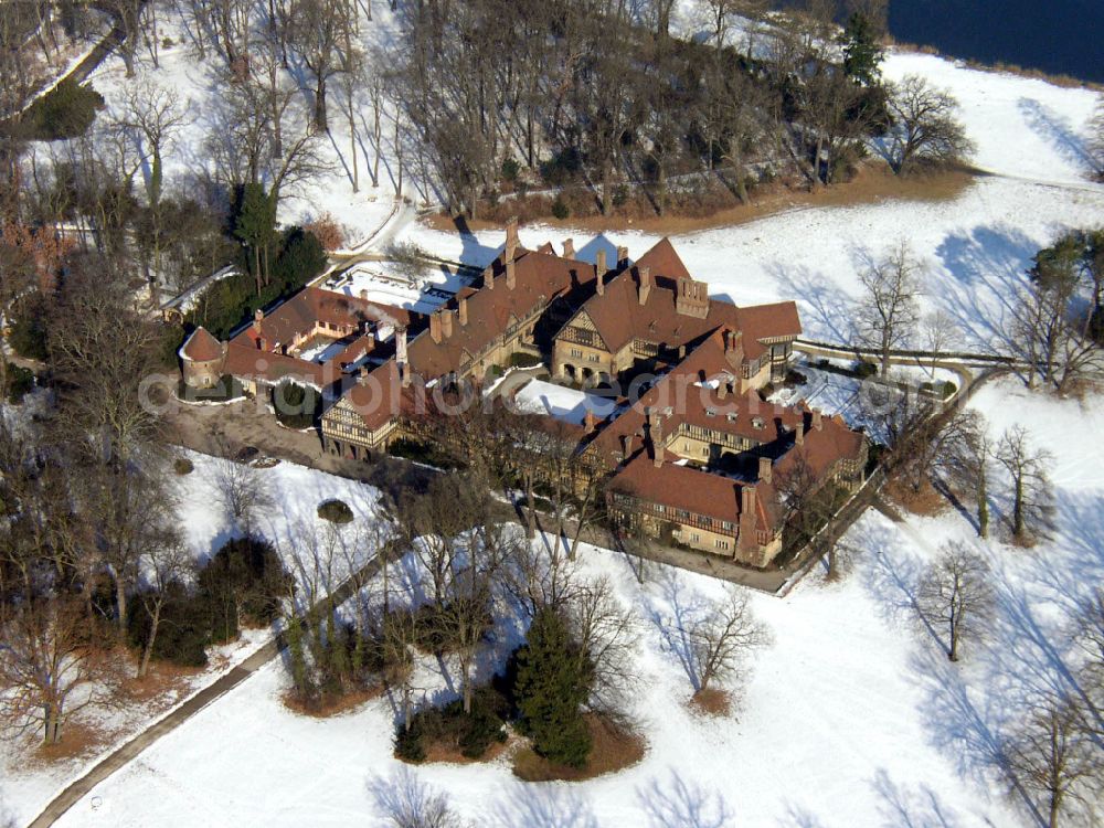 Aerial image Potsdam - Wintry snowy palace Cecilienhof on street Im Neuen Garten in Potsdam in the state Brandenburg, Germany