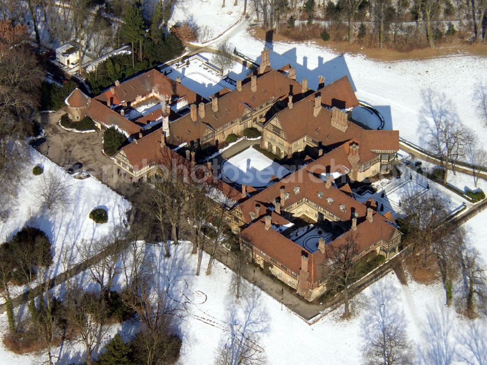 Aerial photograph Potsdam - Wintry snowy palace Cecilienhof on street Im Neuen Garten in Potsdam in the state Brandenburg, Germany