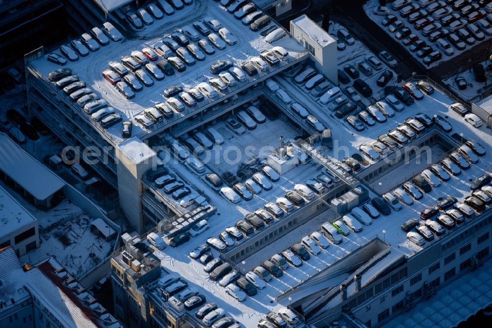 Aerial photograph Stuttgart - Wintry snowy parking decks of between Cannstatter Strasse and Neckarstrasse in the district Stoeckach in Stuttgart in the state Baden-Wuerttemberg, Germany