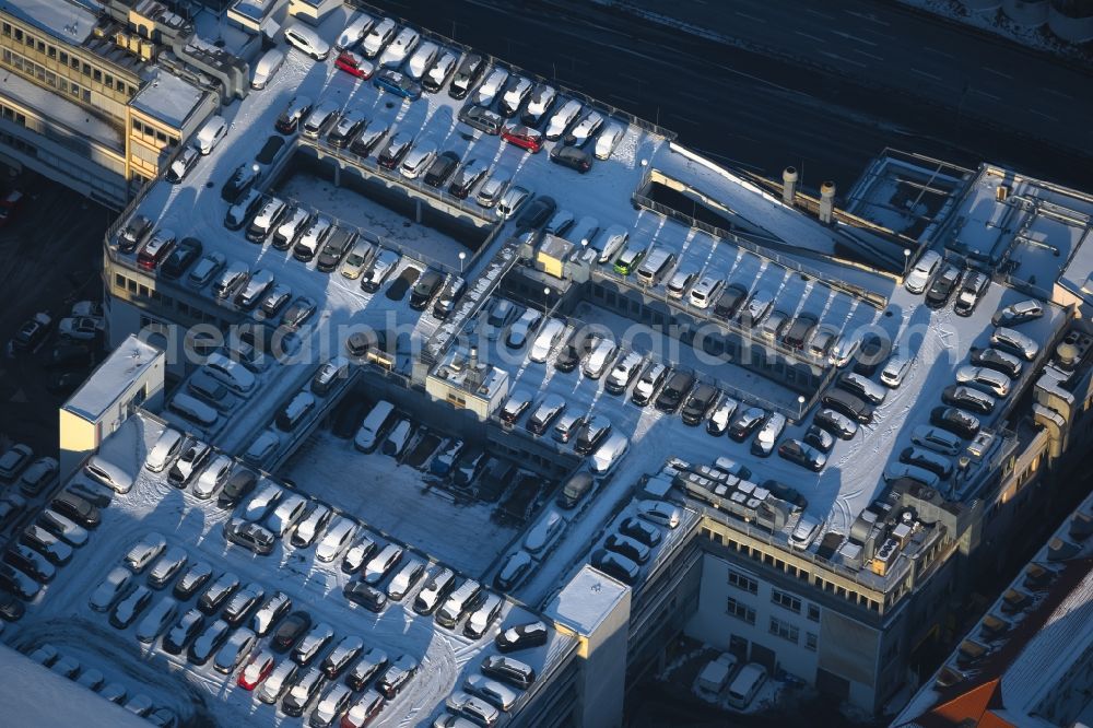 Stuttgart from the bird's eye view: Wintry snowy parking decks of between Cannstatter Strasse and Neckarstrasse in the district Stoeckach in Stuttgart in the state Baden-Wuerttemberg, Germany