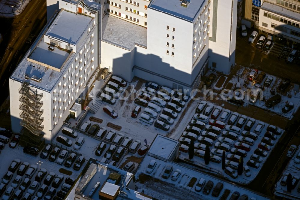 Aerial image Stuttgart - Wintry snowy parking decks of between Cannstatter Strasse and Neckarstrasse in the district Stoeckach in Stuttgart in the state Baden-Wuerttemberg, Germany