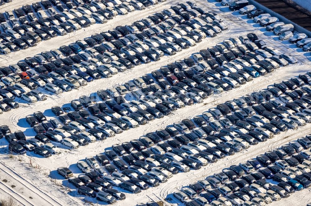 Duisburg from the bird's eye view: Wintry snowy parking and storage space for automobiles - Neuwagen on Pontwert in the district Ruhrort in Duisburg in the state North Rhine-Westphalia, Germany