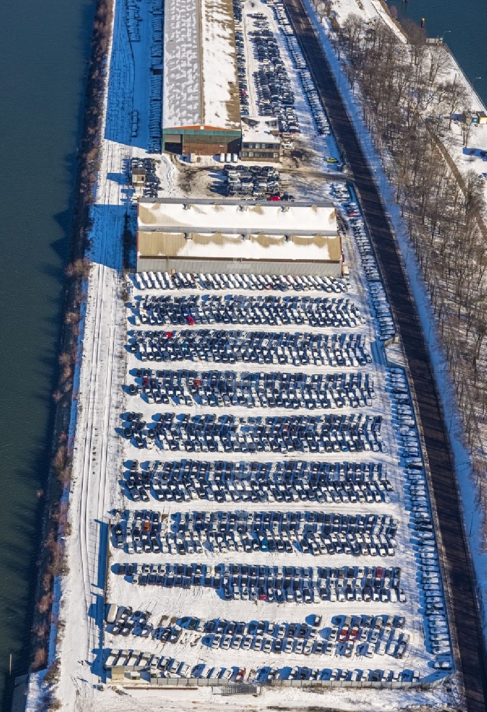 Aerial image Duisburg - Wintry snowy parking and storage space for automobiles - Neuwagen on Pontwert in the district Ruhrort in Duisburg in the state North Rhine-Westphalia, Germany