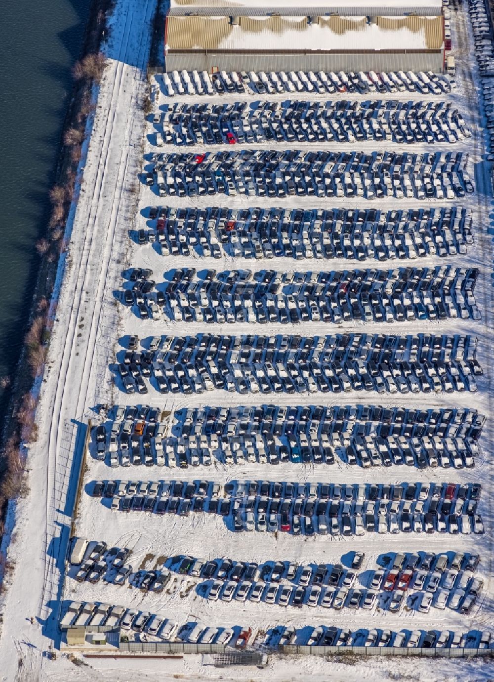 Aerial photograph Duisburg - Wintry snowy parking and storage space for automobiles - Neuwagen on Pontwert in the district Ruhrort in Duisburg in the state North Rhine-Westphalia, Germany