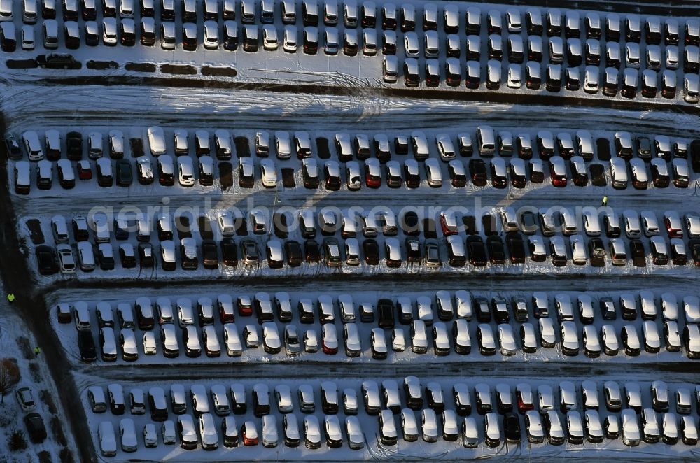 Aerial photograph Hoppegarten - Wintry snowy parking and storage space for automobiles BCA Autoauktionen GmbH Neuer Hoenower Weg in the district Dahlwitz-Hoppegarten in Hoppegarten in the state Brandenburg