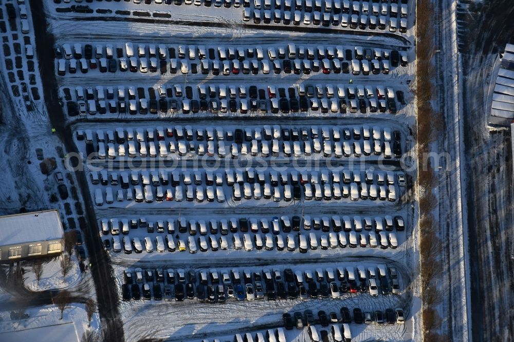 Hoppegarten from above - Wintry snowy parking and storage space for automobiles BCA Autoauktionen GmbH Neuer Hoenower Weg in the district Dahlwitz-Hoppegarten in Hoppegarten in the state Brandenburg