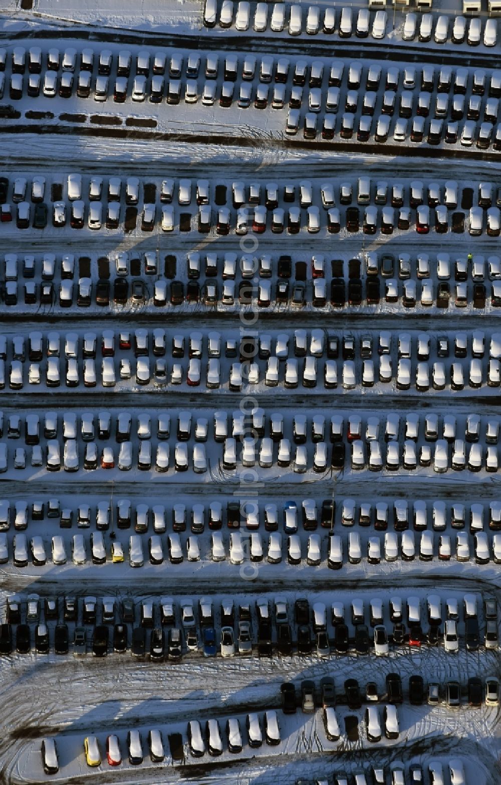 Hoppegarten from the bird's eye view: Wintry snowy parking and storage space for automobiles BCA Autoauktionen GmbH Neuer Hoenower Weg in the district Dahlwitz-Hoppegarten in Hoppegarten in the state Brandenburg