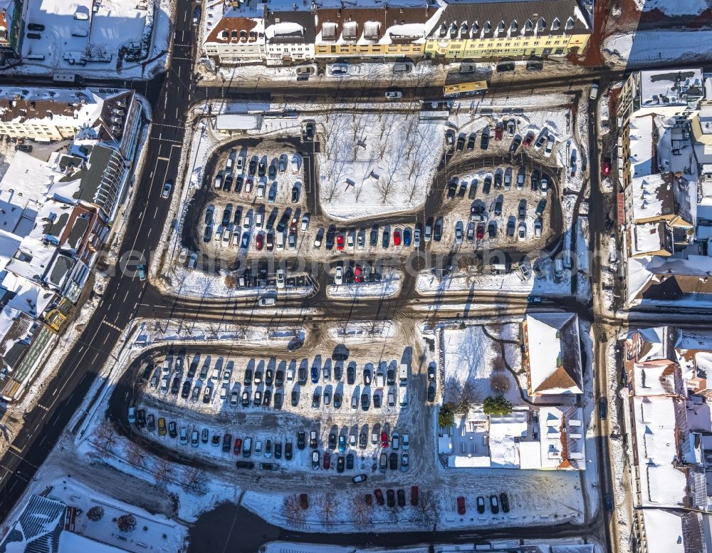 Hamm from the bird's eye view: Wintry snowy parking and storage space for automobiles Santa-Monica-Platz in Hamm at Ruhrgebiet in the state North Rhine-Westphalia, Germany