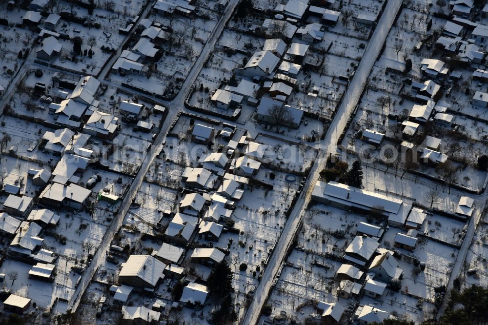 Berlin from the bird's eye view: Wintey snowy Parcel of a small garden Oberspreestrasse in the district Niederschoeneweide in Berlin