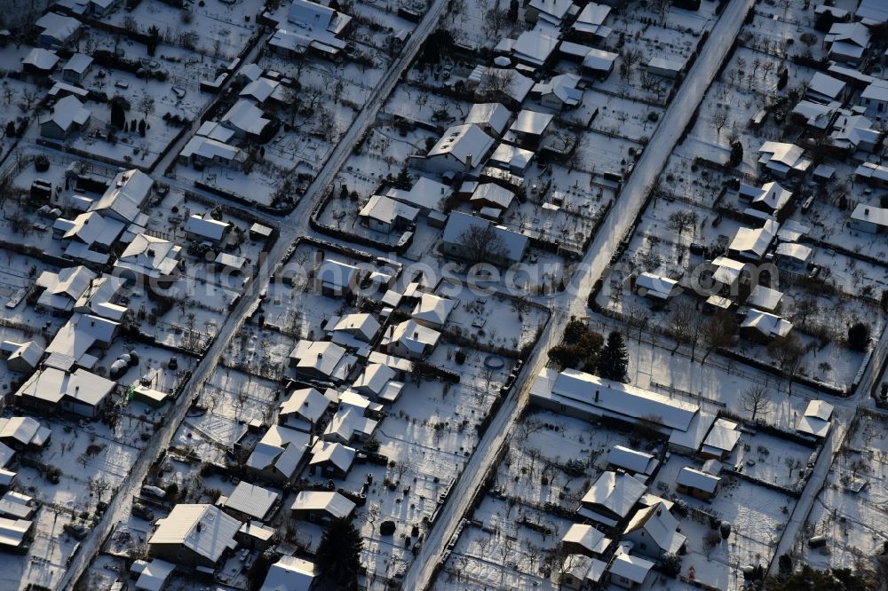 Aerial image Berlin - Wintey snowy Parcel of a small garden Oberspreestrasse in the district Niederschoeneweide in Berlin