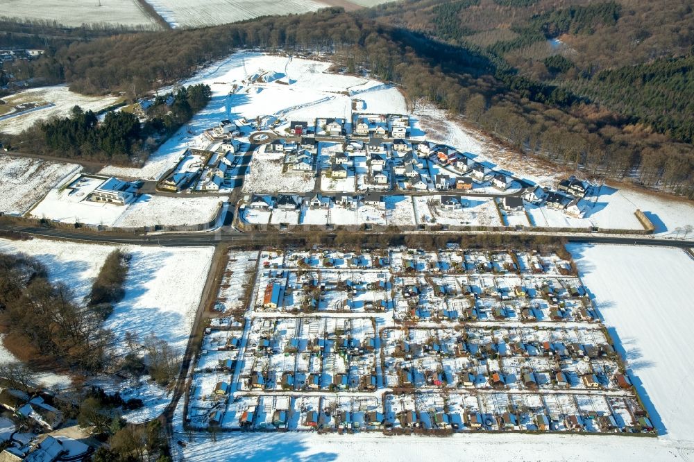 Aerial photograph Arnsberg - Wintry snowy Parcel of a small garden Am Wiedenberg in the district Bergheim in Arnsberg in the state North Rhine-Westphalia