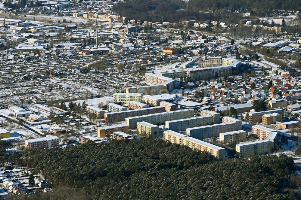 Aerial image Templin - Wintry snowy skyscrapers in the residential area of industrially manufactured settlement Dargersdorfer Strasse - Ringstrasse - Strasse of Friedens in the district Postheim in Templin in the state Brandenburg, Germany