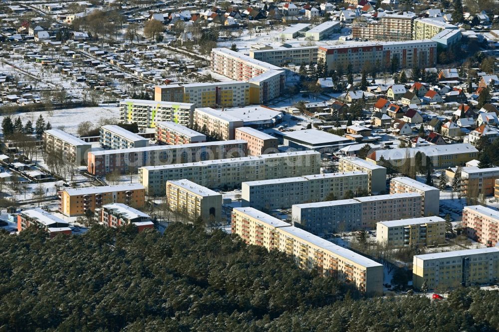 Aerial photograph Templin - Wintry snowy skyscrapers in the residential area of industrially manufactured settlement Dargersdorfer Strasse - Ringstrasse - Strasse of Friedens in the district Postheim in Templin in the state Brandenburg, Germany