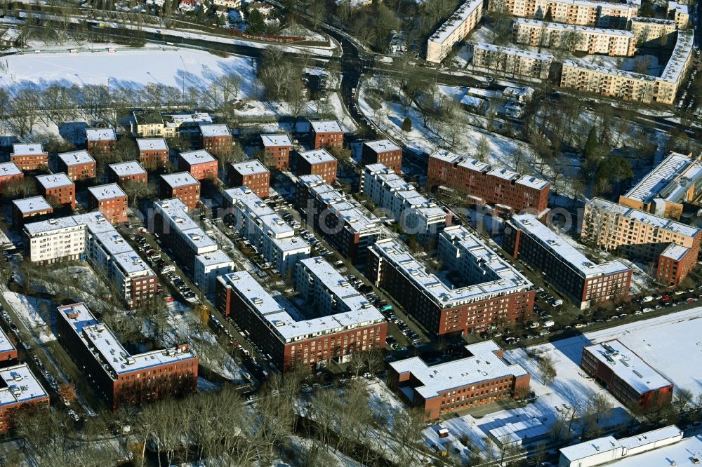 Berlin from the bird's eye view: Wintry snowy skyscrapers in the residential area of industrially manufactured settlement Gruetzmacherweg - Elsa-Wagner-Strasse - in the district Haselhorst in Berlin, Germany