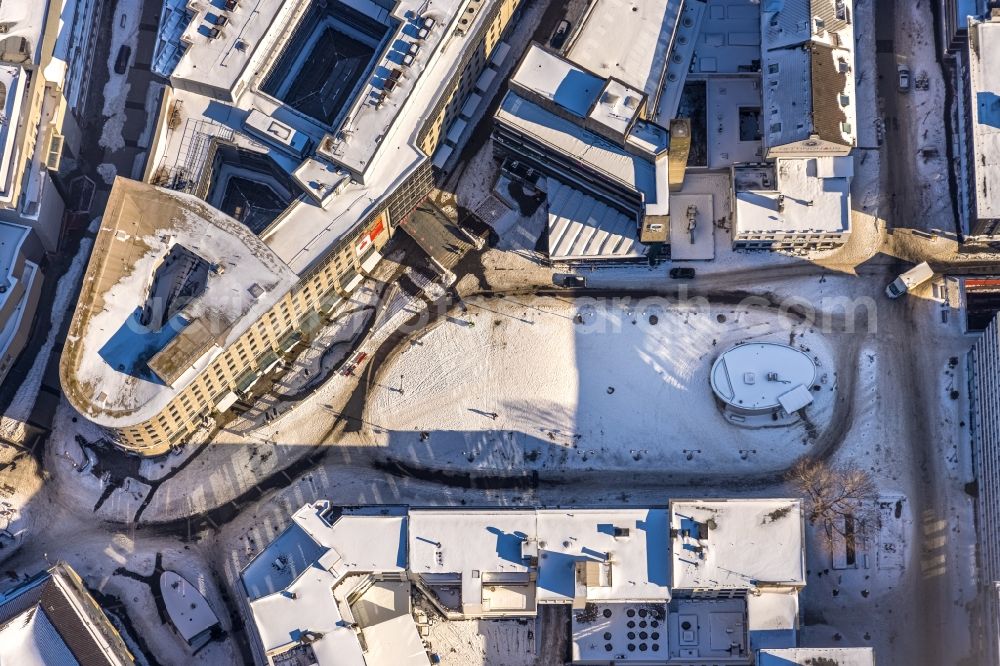 Bochum from above - Wintry snowy ensemble space an place of Dr.-Ruer-Platz with ensemble of shopping centers and a residential and commercial district in the inner city center in Bochum in the state North Rhine-Westphalia, Germany