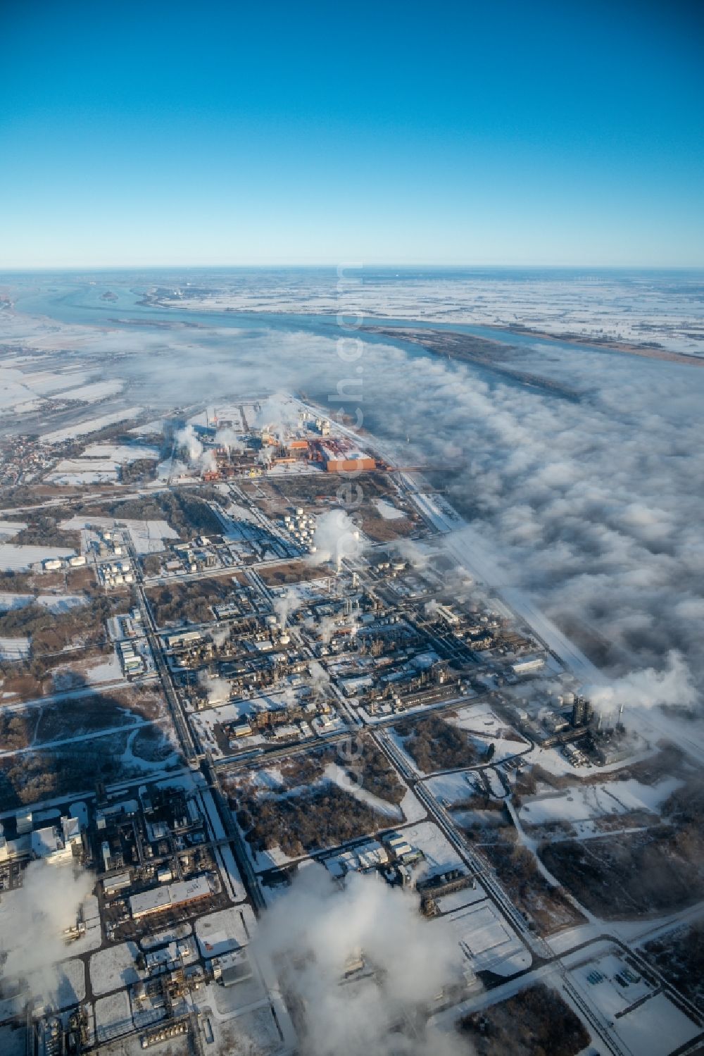 Aerial photograph Stade - Wintry snowy refinery equipment and management systems on the factory premises of the chemical manufacturers of Fa. Dow Chemical Olin in Stade in the state Lower Saxony, Germany