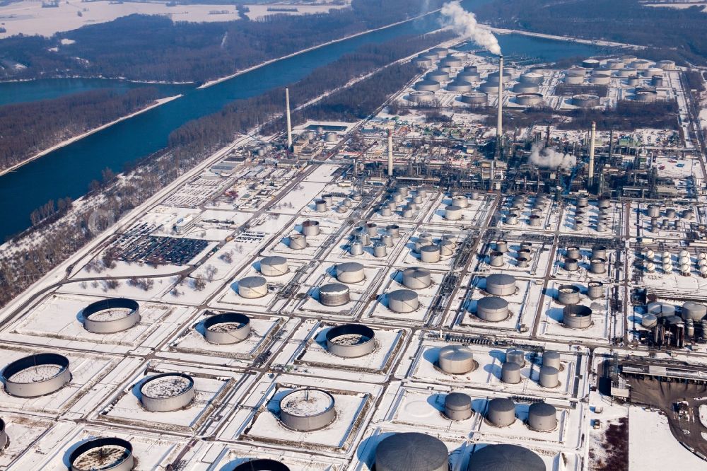 Aerial image Karlsruhe - Wintry snowy Refinery equipment and management systems on the factory premises of the mineral oil manufacturers Mineraloelraffinerie Oberrhein in the district Knielingen in Karlsruhe in the state Baden-Wuerttemberg, Germany