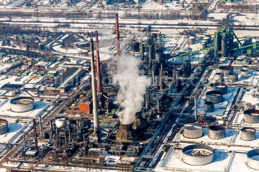 Aerial photograph Karlsruhe - Wintry snowy Refinery equipment and management systems on the factory premises of the mineral oil manufacturers Mineraloelraffinerie Oberrhein in the district Knielingen in Karlsruhe in the state Baden-Wuerttemberg, Germany