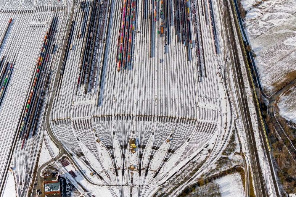 Aerial photograph Seevetal - Wintry snowy marshalling yard and freight station Maschen of the Deutsche Bahn in the district Maschen in Seevetal in the state Lower Saxony, Germany