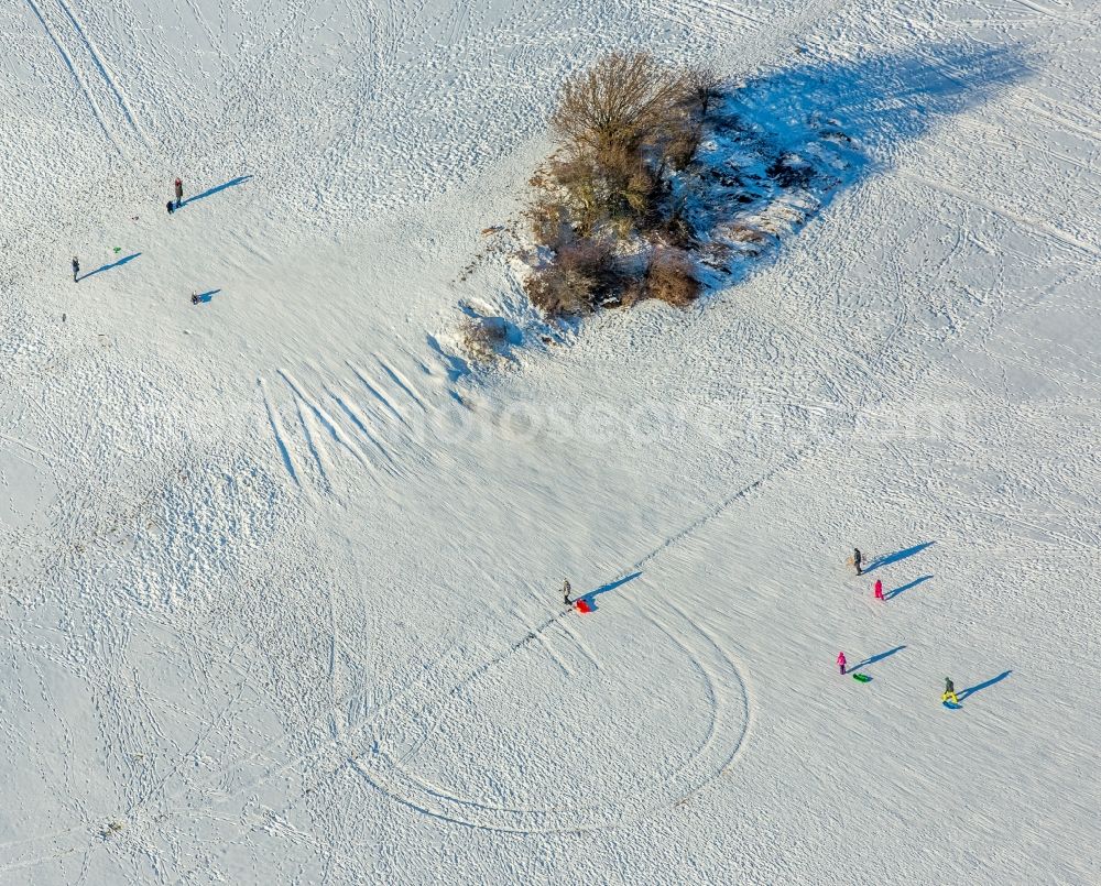 Aerial photograph Warstein - Wintery air picture of the sledge mountain between Lessingstrasse and court way in Warstein in the federal state North Rhine-Westphalia