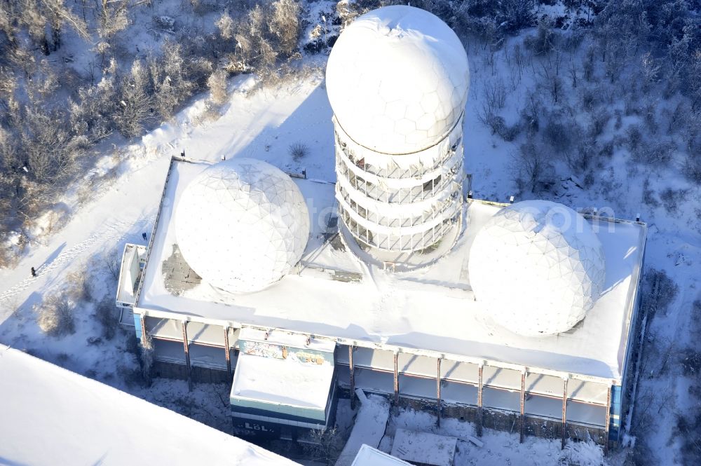 Aerial photograph Berlin - Wintry snowy ruins of the former American military interception and radar system on the Teufelsberg in Berlin - Charlottenburg