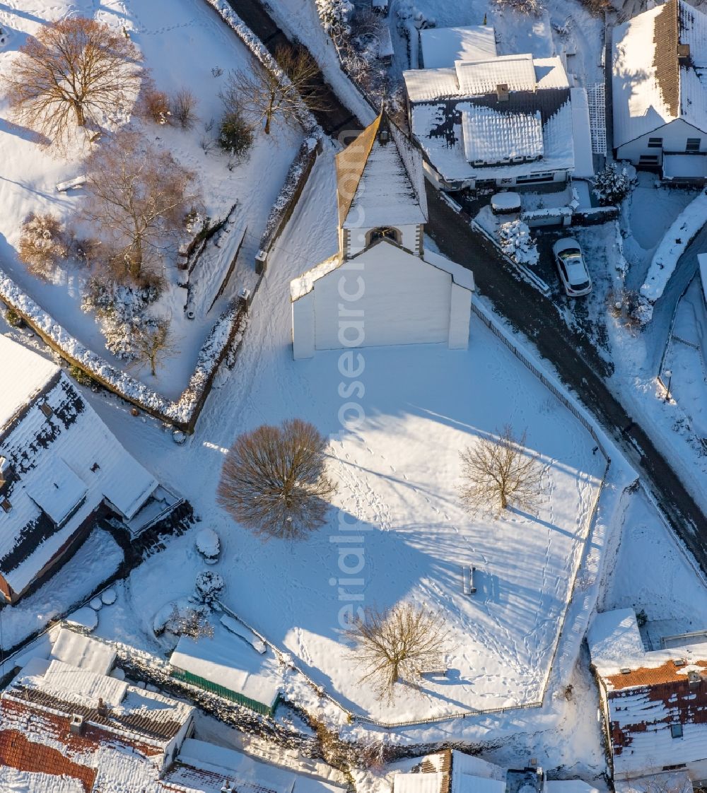 Aerial image Brilon - Wintry snowy ruins of church building Kirchturm- Reste am Kirchberg in the district Messinghausen in Brilon in the state North Rhine-Westphalia