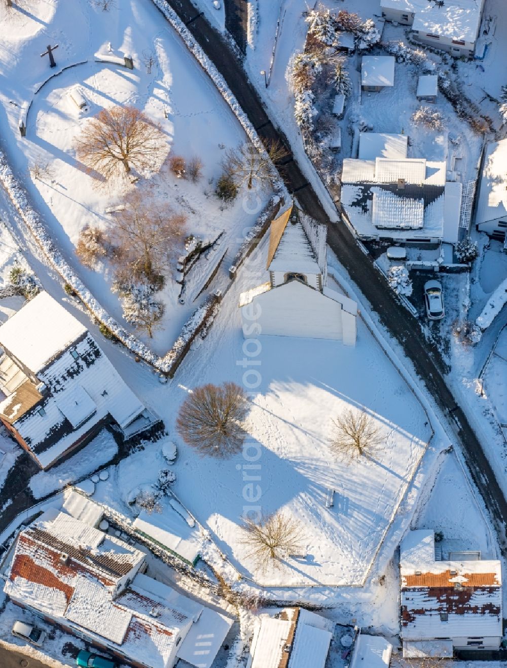 Aerial photograph Brilon - Wintry snowy ruins of church building Kirchturm- Reste am Kirchberg in the district Messinghausen in Brilon in the state North Rhine-Westphalia