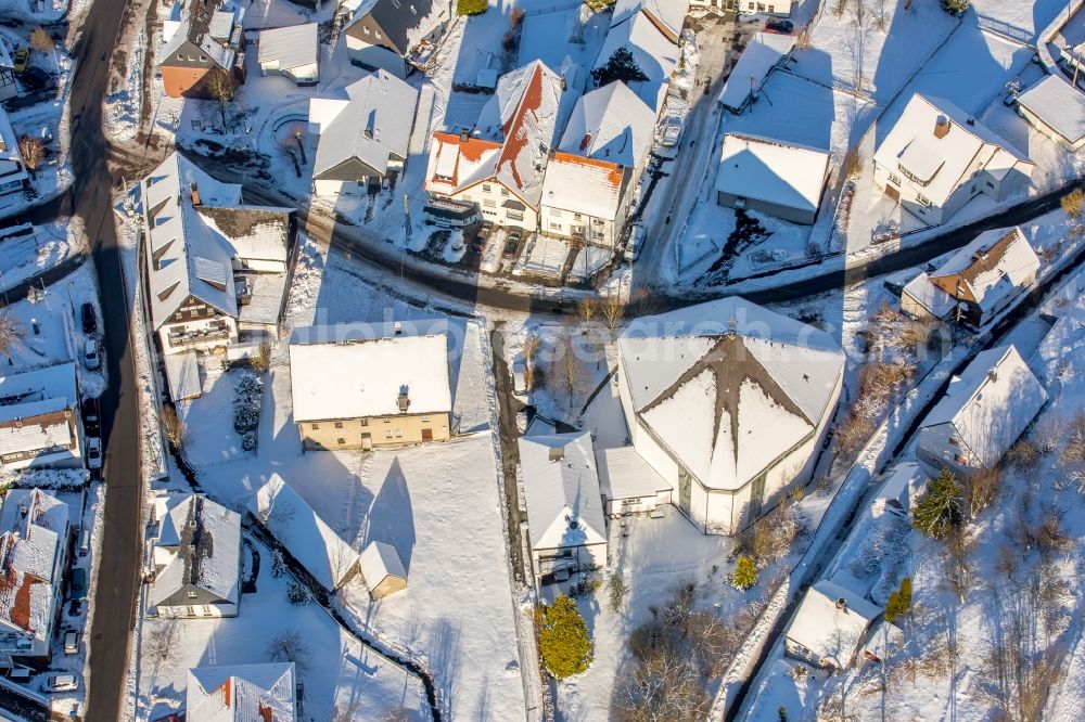 Aerial photograph Brilon - Wintry snowy ruins of church building Kirchturm- Reste am Kirchberg in the district Messinghausen in Brilon in the state North Rhine-Westphalia