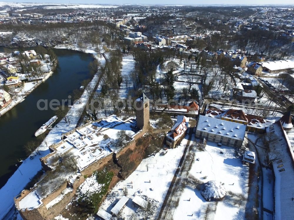 Halle (Saale) from the bird's eye view: Wintry snowy Ruins and vestiges of the former castle and fortress Burg Giebichenstein in Halle (Saale) in the winter with snow in the state Saxony-Anhalt, Germany