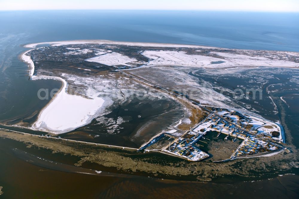 Borkum from the bird's eye view: Wintry snowy beach landscape along the of North Sea in Borkum in the state Lower Saxony, Germany